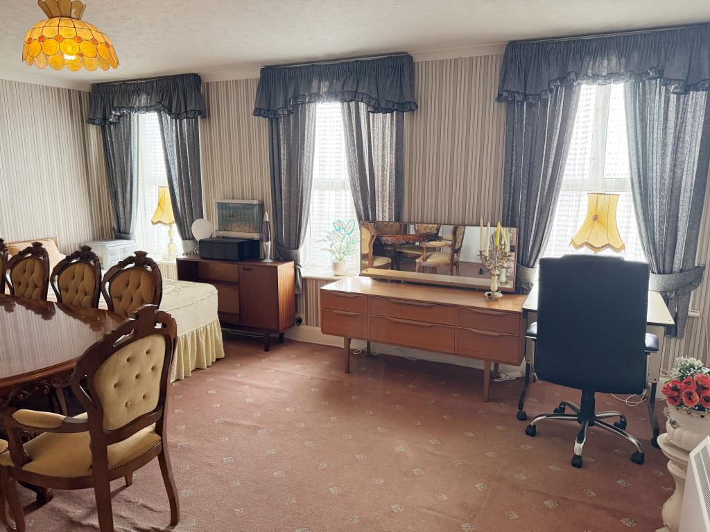 Lot: 31 - FREEHOLD MIXED USE PART POSSESSION PRODUCING £37,500 PER ANNUM - Front bedroom 2 on first floor